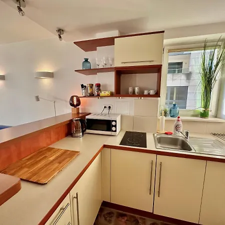 Apartment White 3 Metro Wifi 85'tv Netflix Disney+ Hbo